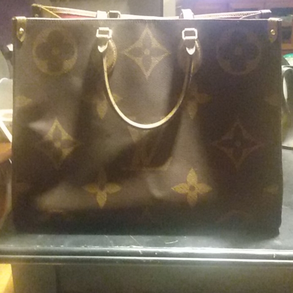Louis Vuitton On The Go reverse label Tote - Picture 2 of 9